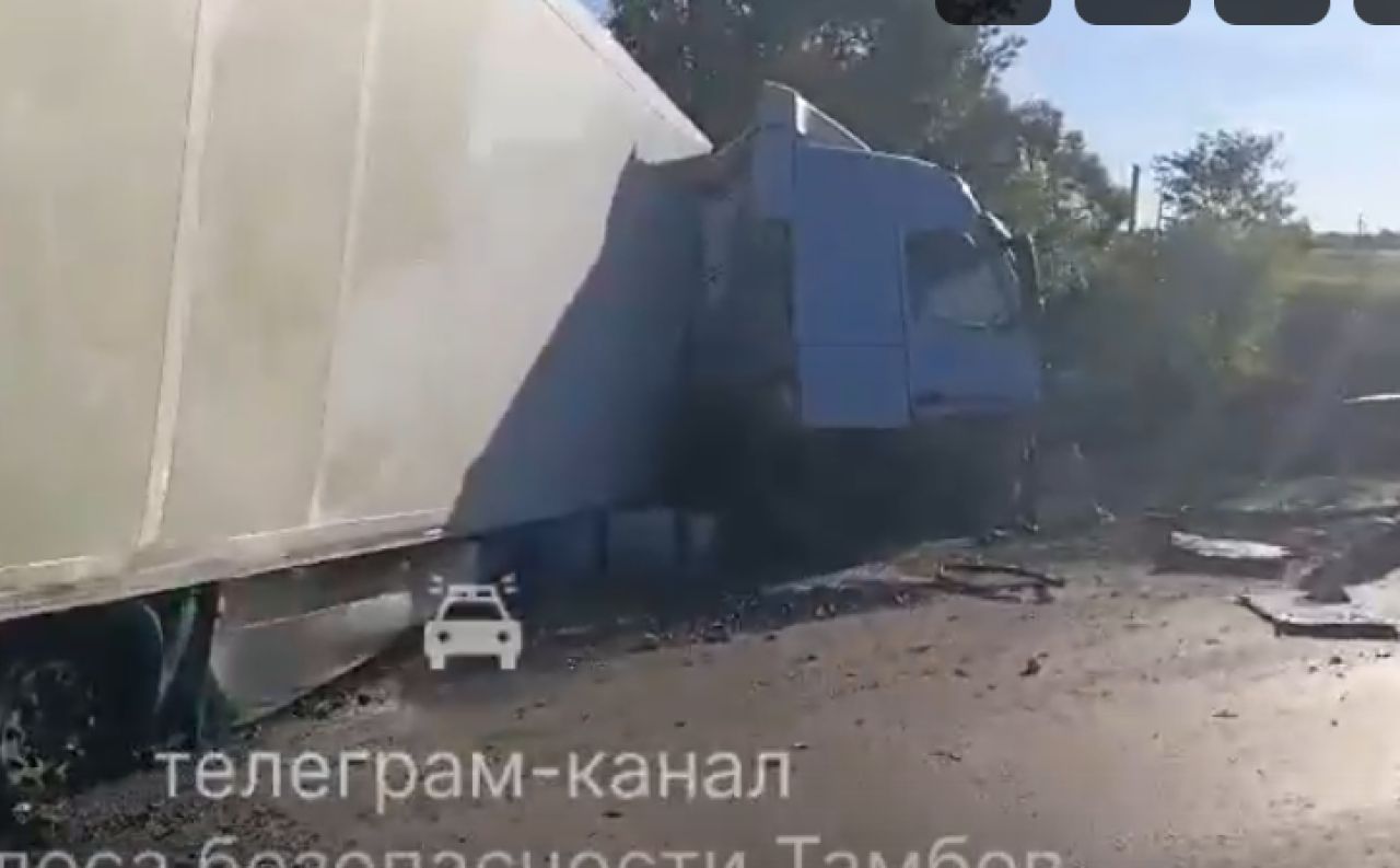 В Тамбовской области фура попала в аварию из-за взорвавшегося колеса