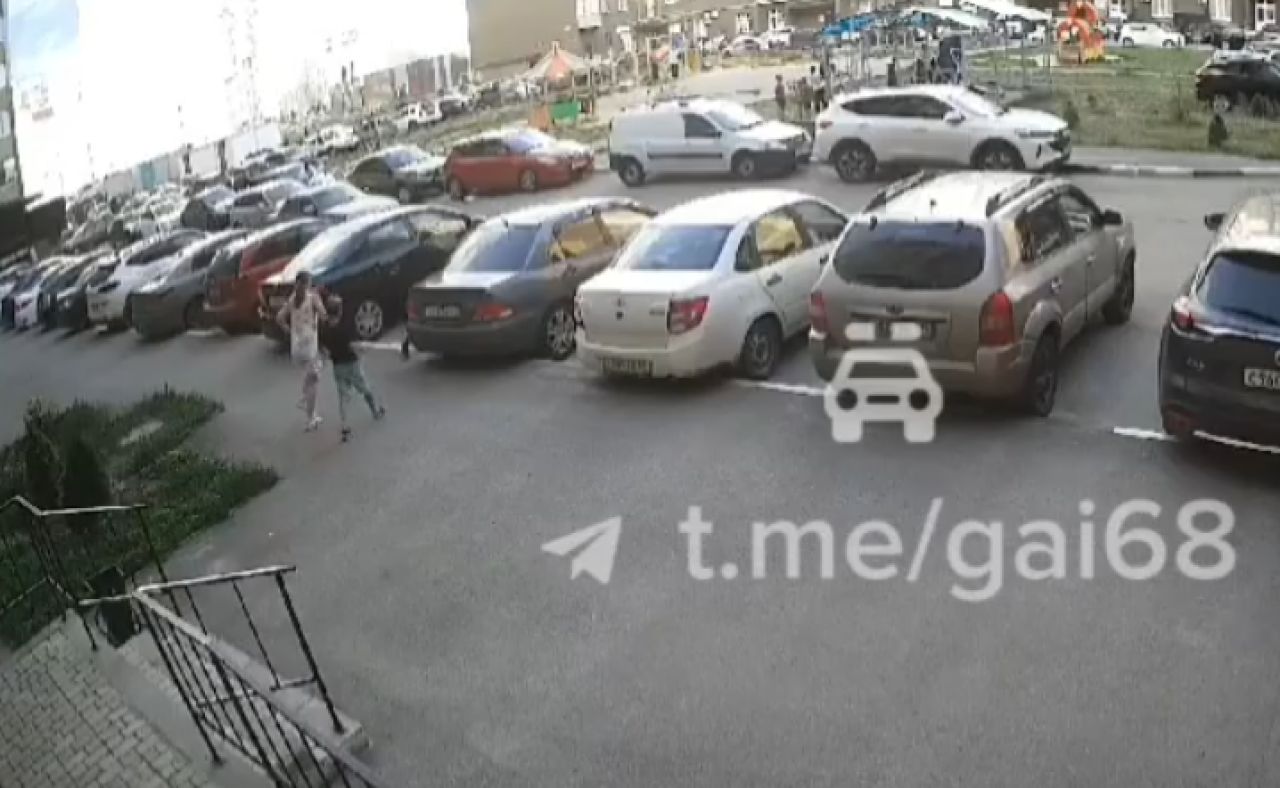 В Тамбове ребенок попал под&nbsp;машину во&nbsp;дворе многоквартирного дома