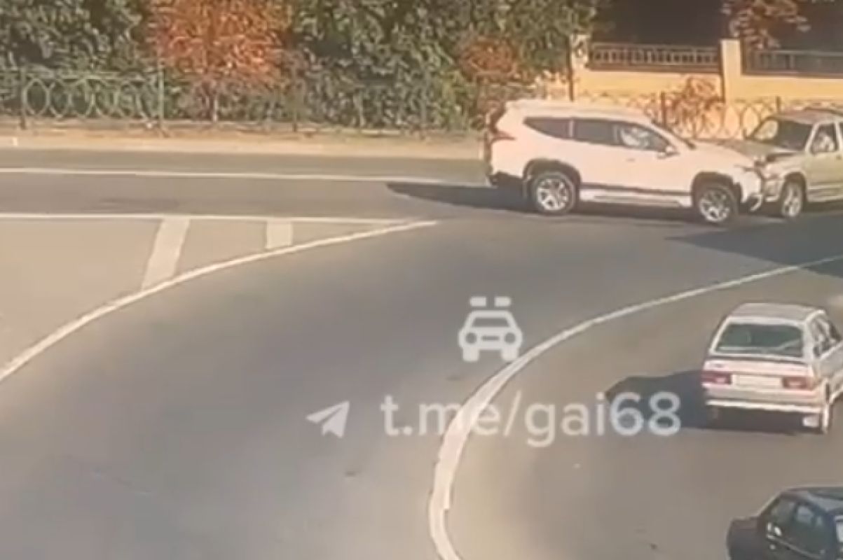 В Тамбове на опасной развязке лоб в лоб столкнулись две иномарки