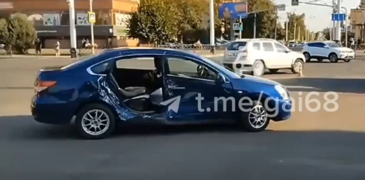 В Тамбове пассажир иномарки выпал из машины во время аварии