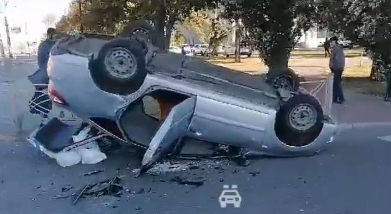 В центре Тамбова перевернулся автомобиль