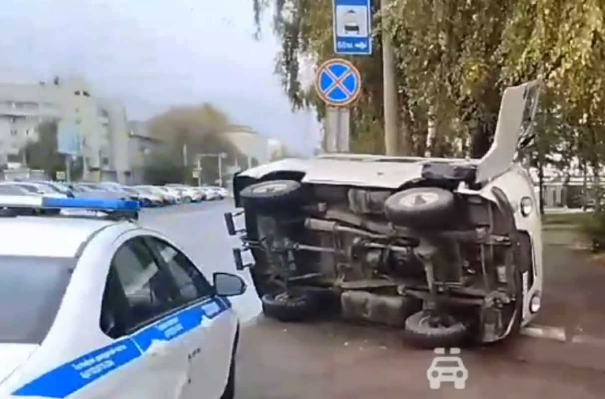 В Тамбове «буханка» перевернулась на мокром асфальте