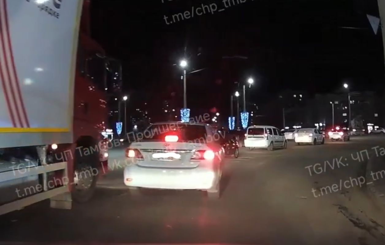 В Тамбове легковушка попала в нелепое ДТП с грузовиком