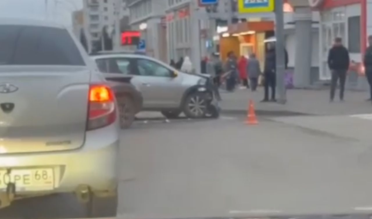 В Тамбове две машины столкнулись на перекрестке