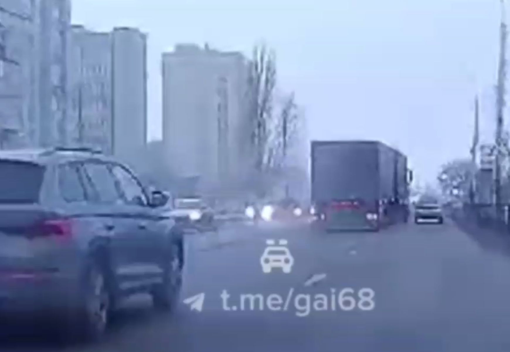 В Тамбове легковушка попала в слепую зону и стала участницей массового ДТП