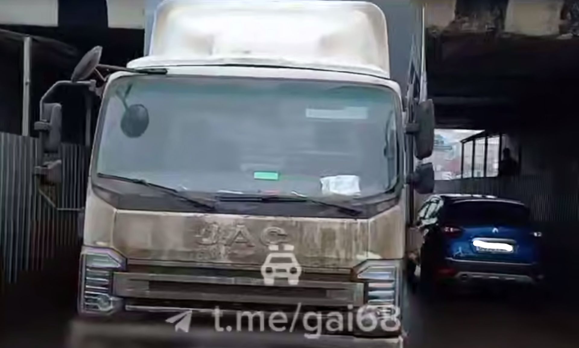 В Тамбове грузовик застрял под «мостом глупости»