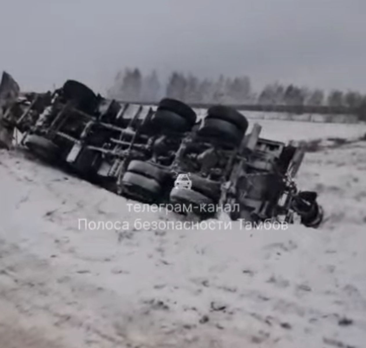 В Тамбовской области перевернулась снегоуборочная машина