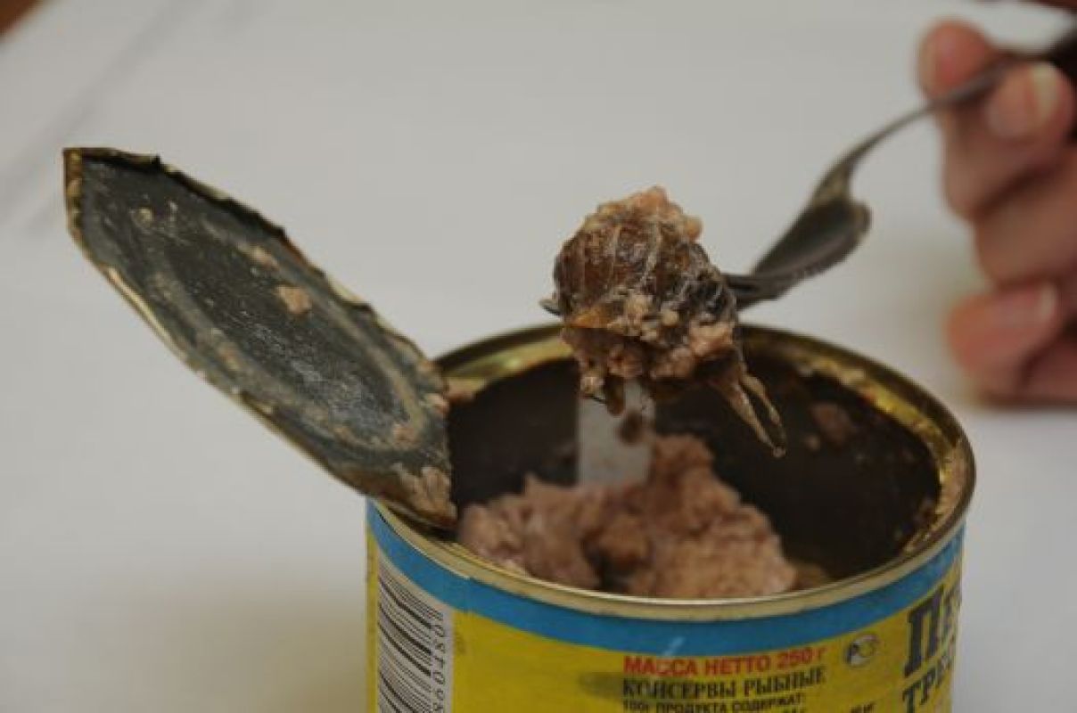 День рождения был безнадёжно испорчен, 
после того как собравшиеся обнаружили этого таракана в банке консервов