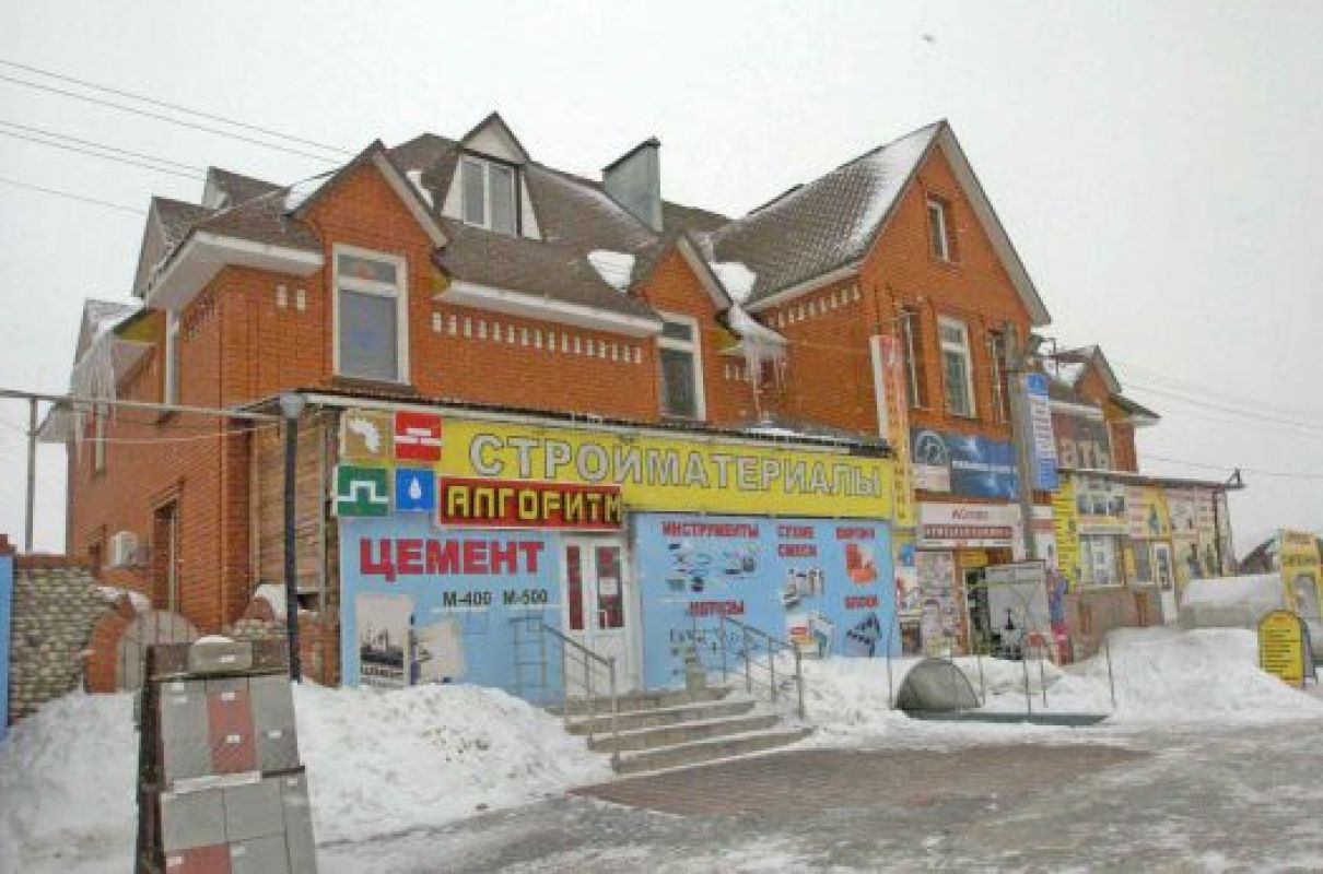 Внутри магазин серьёзно пострадал, а вот снаружи следов пожара почти не видно