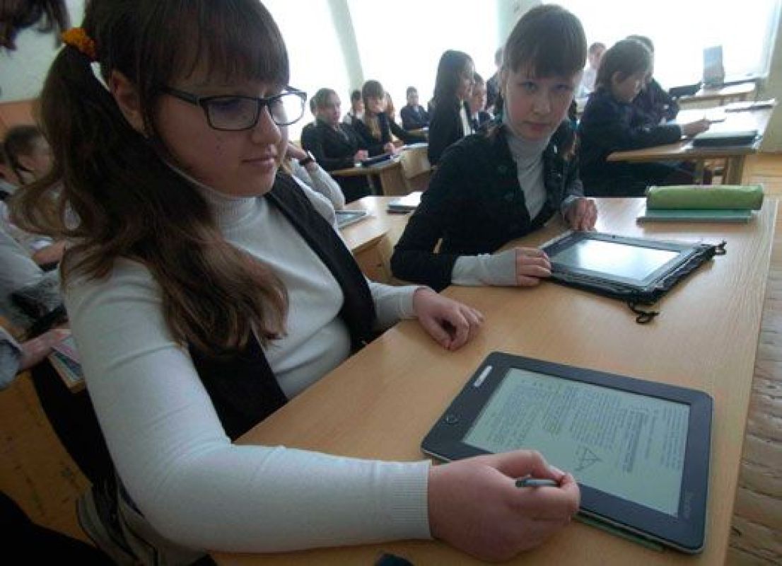 Экран ридера — электронная бумага, которая сама не светится, лишь отражая падающие лучи, 
а соответственно, ничего не излучает и, значит, опасна для глаз не больше обычной книги