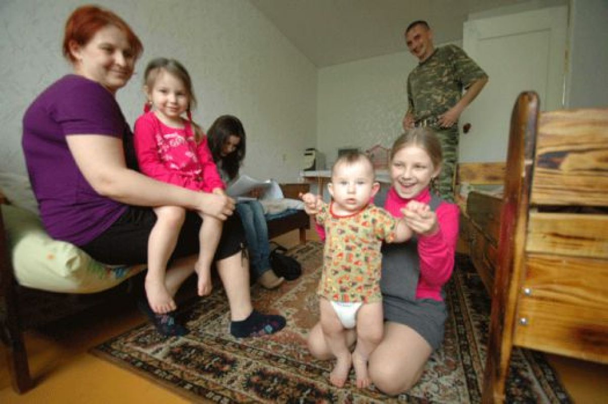 По судам Ольга ходила, будучи беременной третьим ребёнком, 
сейчас Саше уже полгода, а жить семье по-прежнему негде