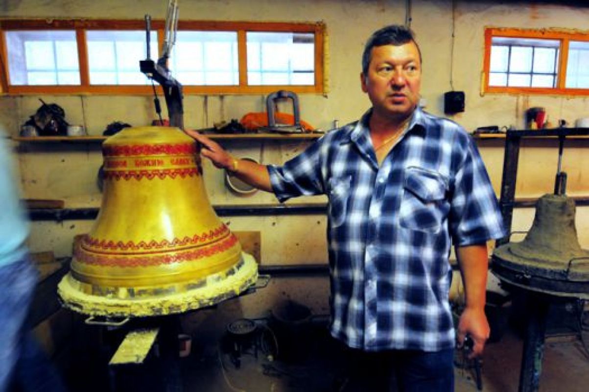 По словам Николая Стольникова, только три мастерские в России пытаются сохранить традиции:
кроме него по старинной технологии в глину колокола льют ещё в Ярославле и в Ивановской области