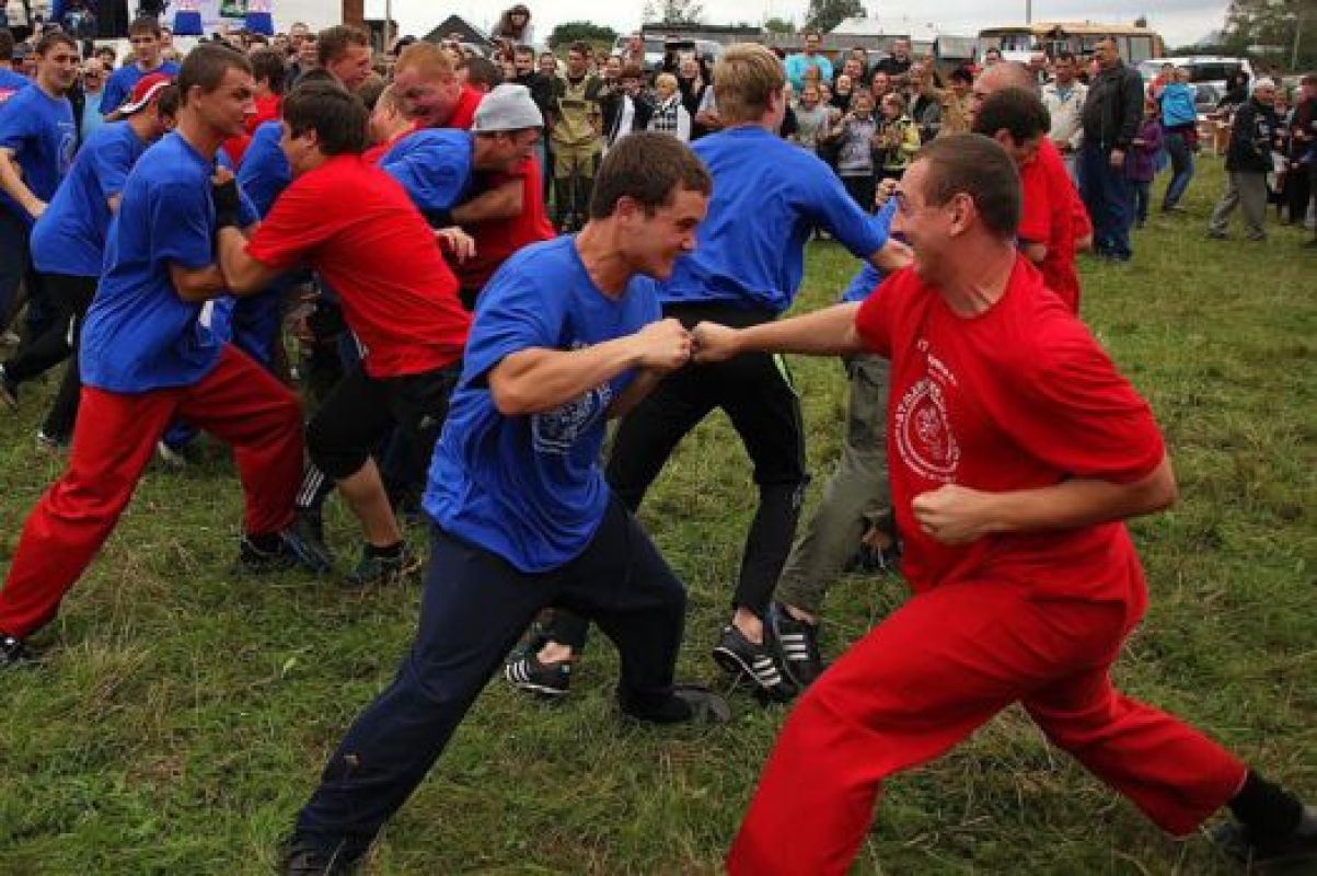 Стенка на стенку — апофеоз «Атмановских кулАчек». Две команды, в которые вошли не только спортсмены федерации традиционных единоборств, но и все желающие, надели красные и синие майки и ринулись в схватку.