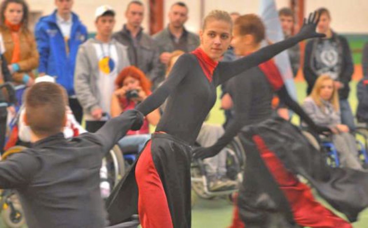 Порой Юля выступает в своём коллективе как хореограф