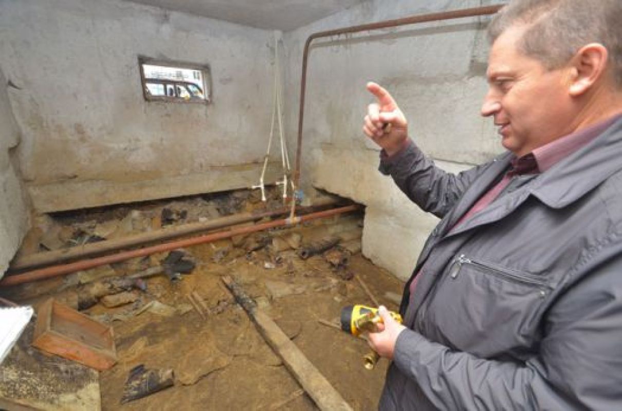 По словам Анатолия Голдобина, трубы неизвестные злоумышленники срезали со знанием делам