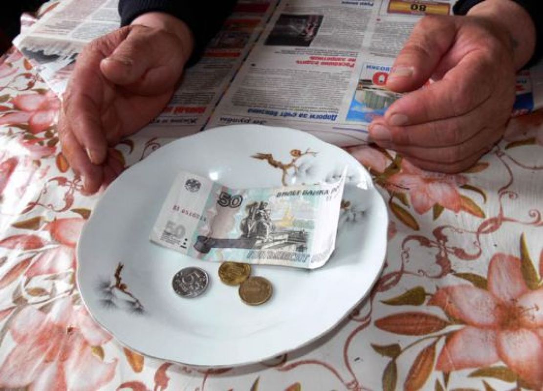 Некоторые руководители одной рукой дают, а другой отбирают