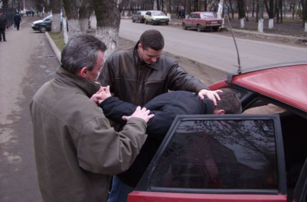 Когда на запястьях бизнесмена защёлкнули наручники, он не сопротивлялся