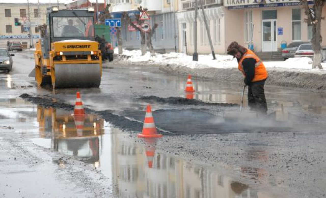 В Тамбове рабочие традиционно засыпают асфальт прямо в лужи