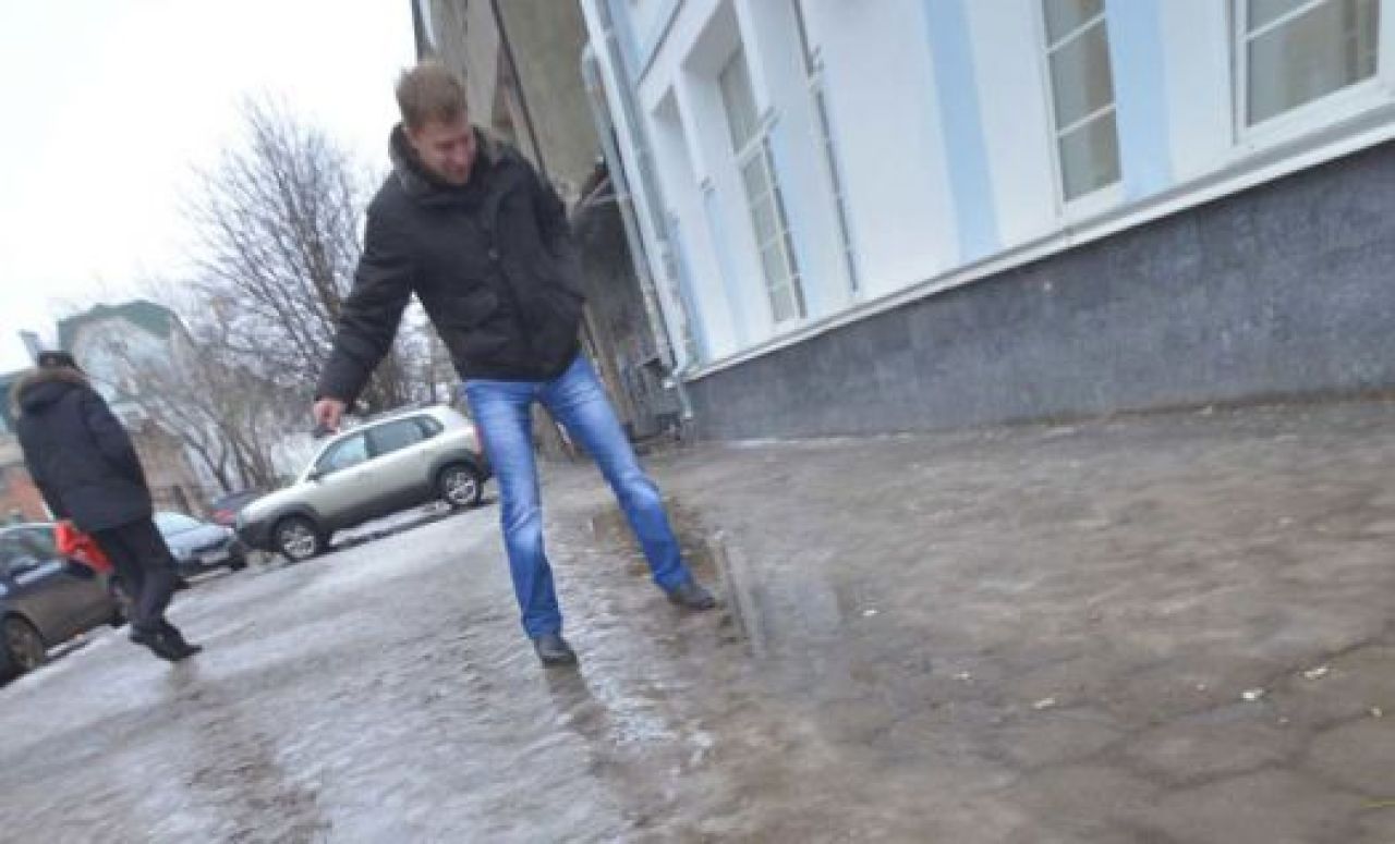 Сейчас ото льда очищаются городские площади для праздников