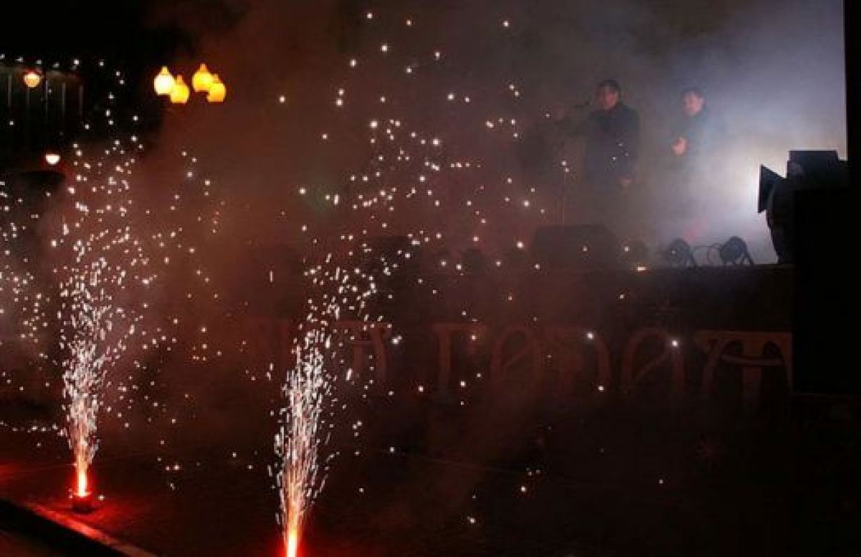 Причиной незапланированного спецэффекта организаторы праздника назвали отсыревшую пиротехнику