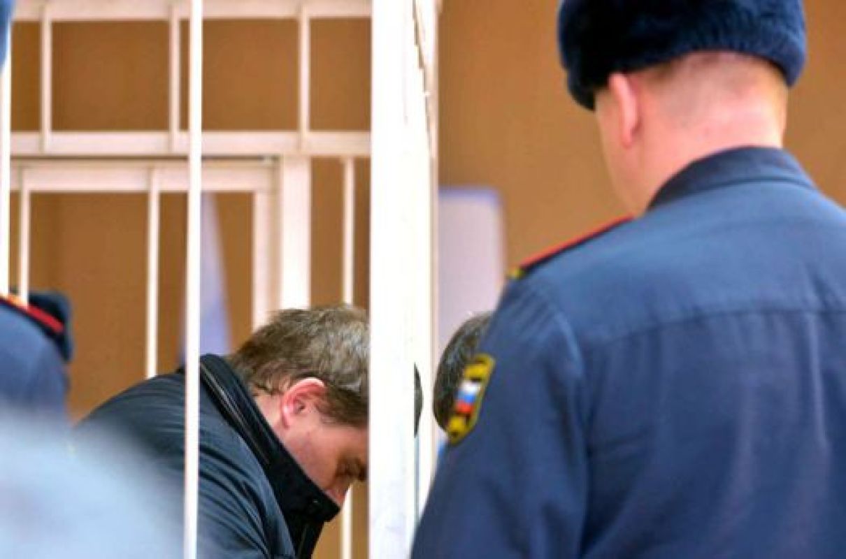 Во время судебного процесса Дмитрий не поднимал голову