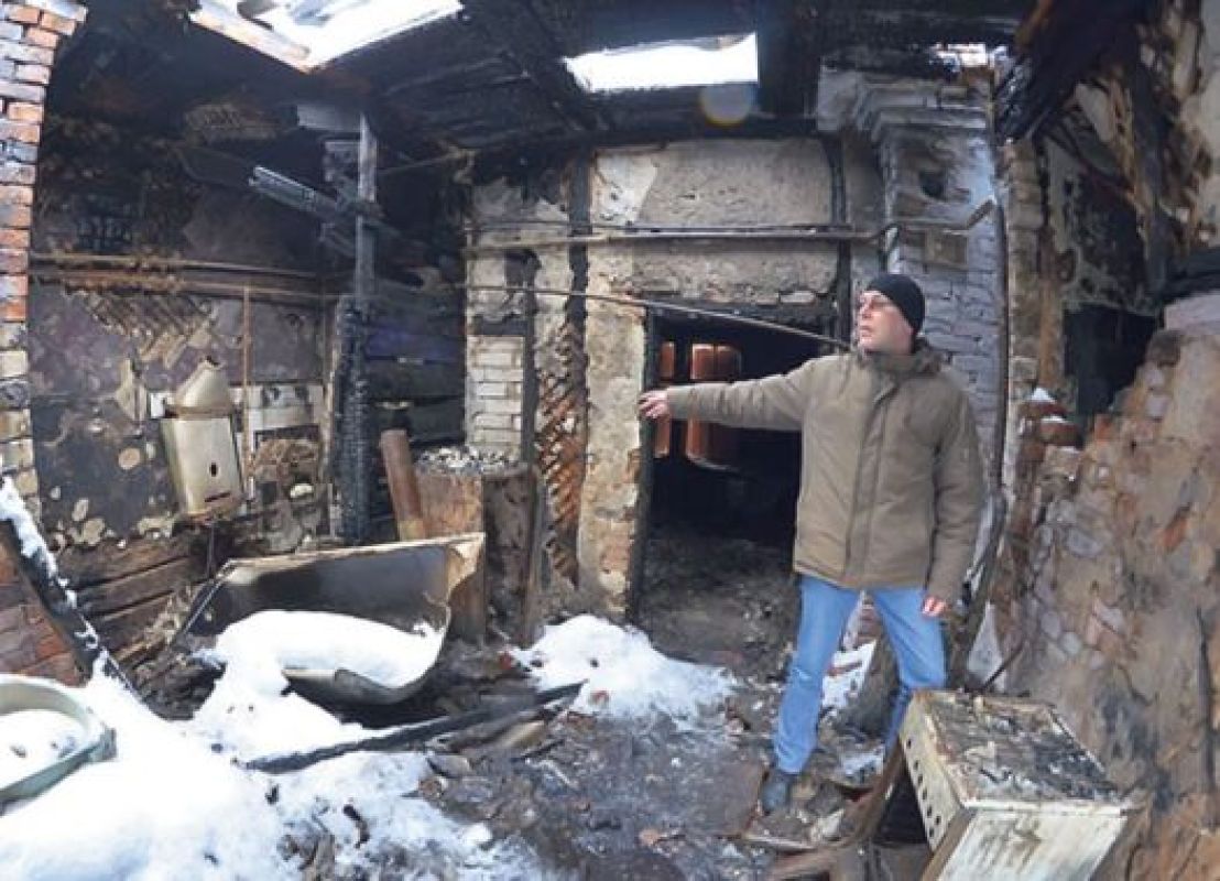 Вероятно, пожар начался на веранде и быстро перекинулся на остальную часть дома