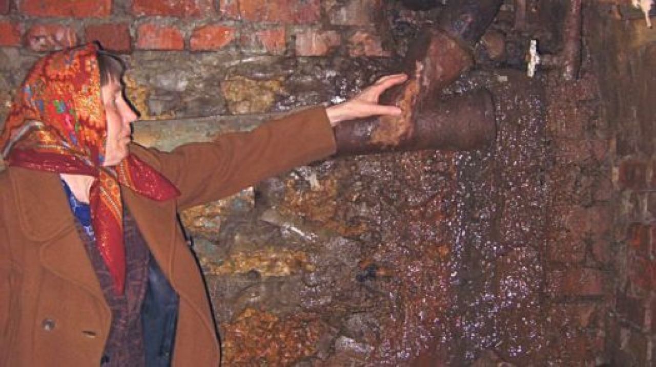 Пока трубы в подвалах в таком состоянии, много воды может утечь