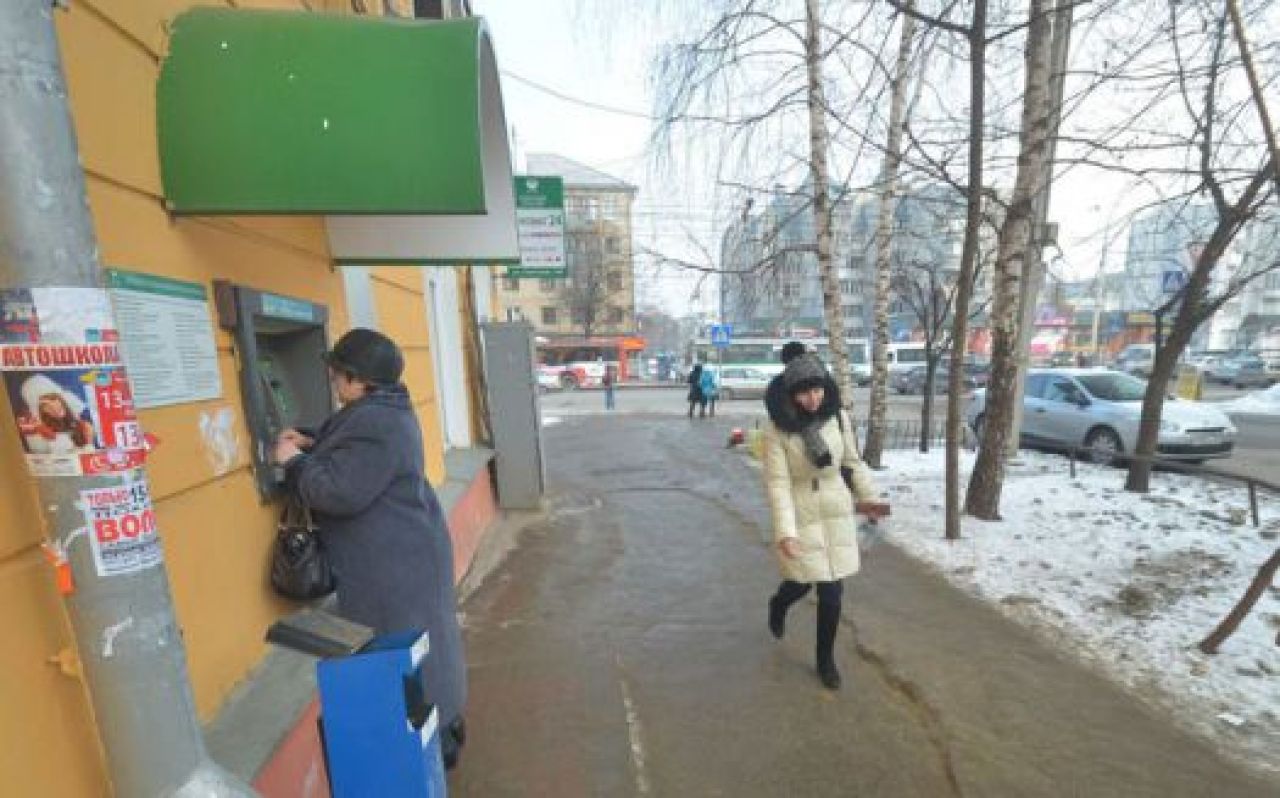 Не подозревая подвоха, пользователи банкомата открыто набирали пин-коды карт