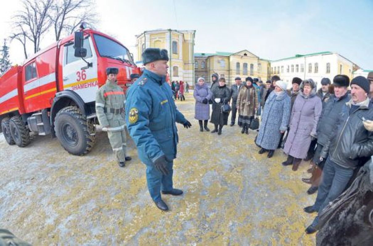 Специальную пожарную технику МЧСники демонстрировали на площади 
перед МАУ «Лицей № 6»