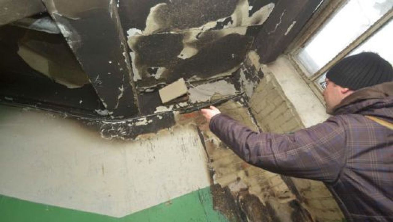 Из-за локальной ссоры пострадали и соседи. В подъезде сгорели провода, потолки покрыты копотью