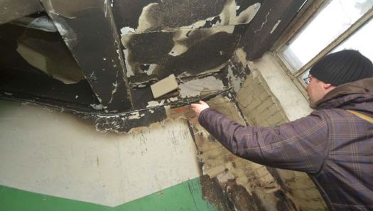 Из-за локальной ссоры пострадали и соседи. В подъезде сгорели провода, потолки покрыты копотью