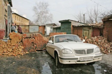 Аварийная труба рухнула на автомобиль