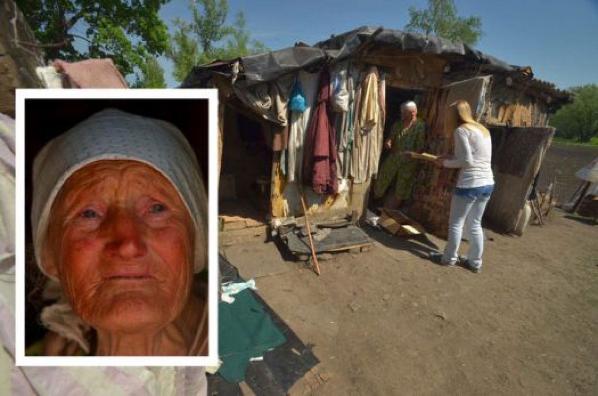 Родные пенсионерки уверяют, что бабушка наотрез отказывается уезжать из сарая в нормальное жильё