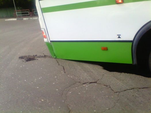 На месте провала автобуса перекрыли движение