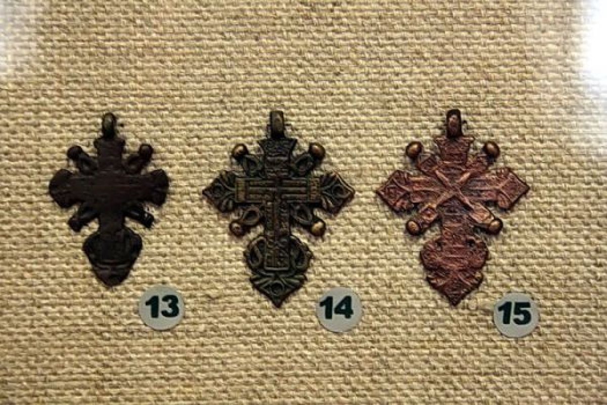 До 19 века нательные кресты в России были очень разными. Разнообразие крестов говорит например о месте, где он был изготовлен. Так кресты Рязанской губернии отличались от крестов Владимирской или Тамбовской. Они отражали взгляды их автора на мир, симпатии