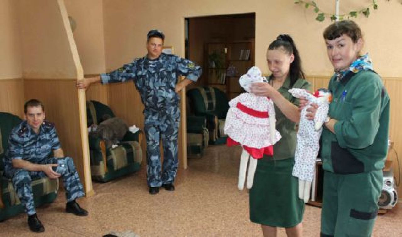 По словам сотрудников колонии, женщины, которые играли у них в куклы, обратно за решётку не возвращаются
