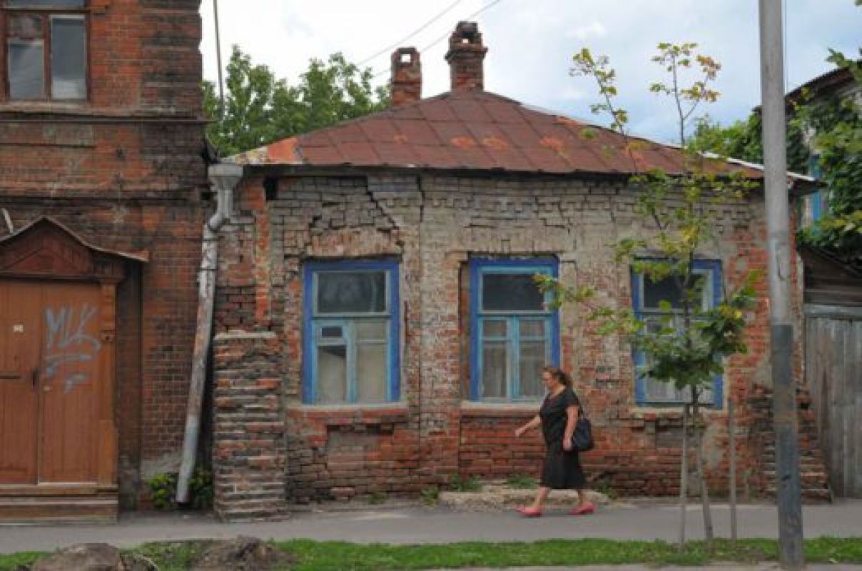 Хозяева не ремонтируют и не продают такие дома, рассчитывая на новое жильё при сносе