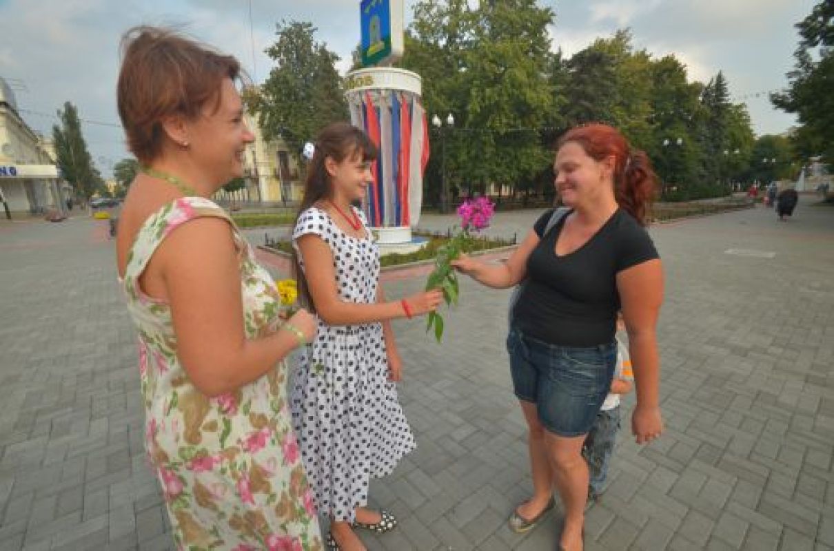 Тамбовчанки были не против получить цветы в обычный будний день