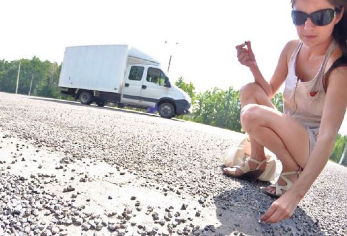 Вылетающая из-под колёс несущегося автомобиля щебёнка становится смертельно опасной