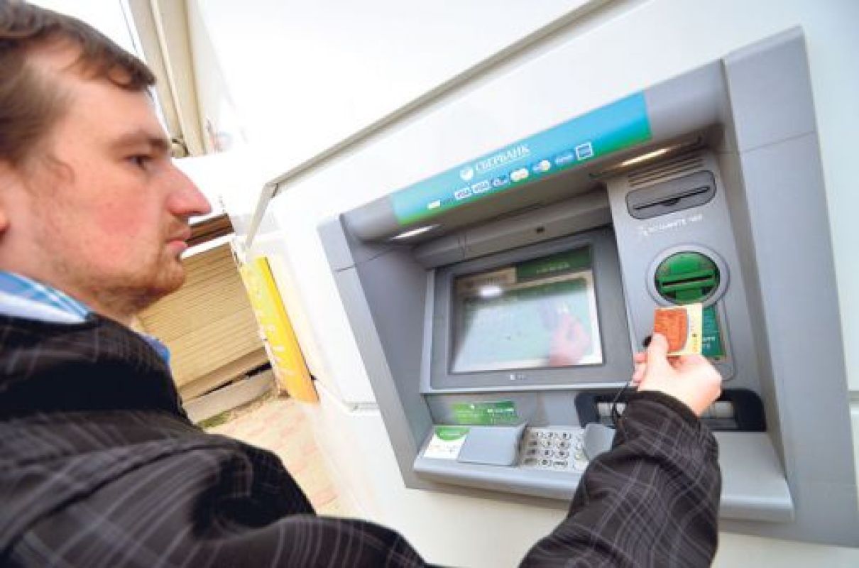 Люди, снимавшие деньги со своих карт, даже не подозревали, что сами отдавали их мошенникам