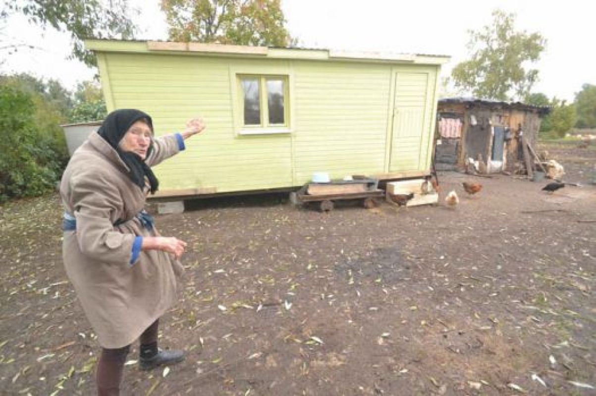 Старушка настолько привязалась к своему сараю, что даже бытовка, поставленная рядом с ним, не выдерживает конкуренции