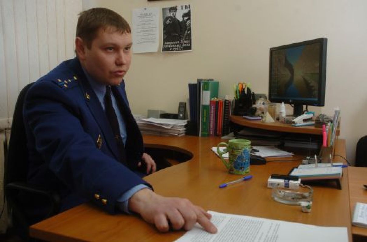 После совершения двух убийств молодые люди бросили в горевшую печь топор, дуршлаг на пол, и скрылись с места происшествия.