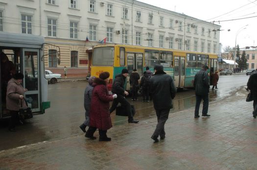 Что касается времени на дорогу из дома, то приемлемым для большинства опрошенных является интервал от 5 минут до часа