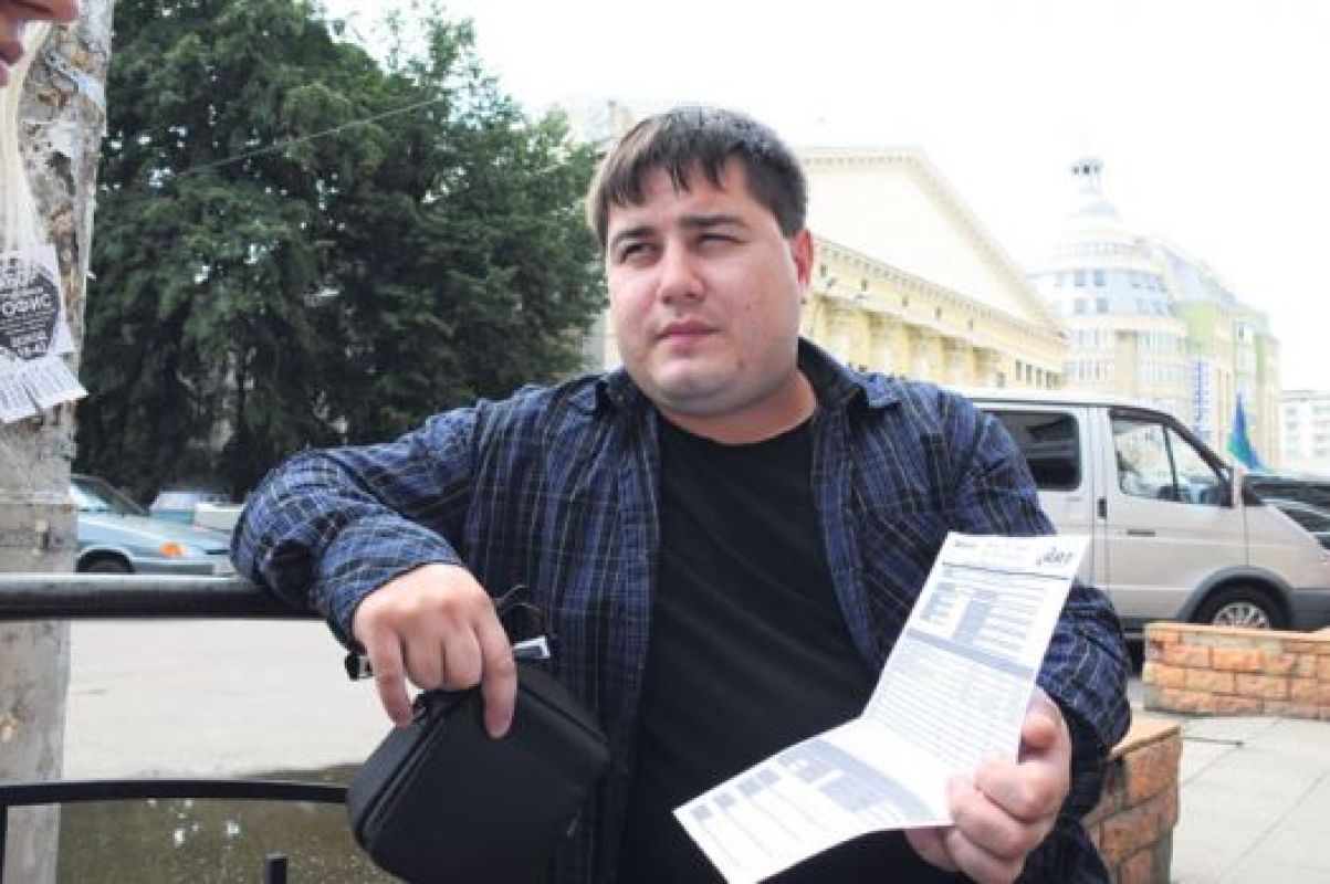 Иномаркой, ставшей заложницей автосалона, мужчина владел только на бумаге