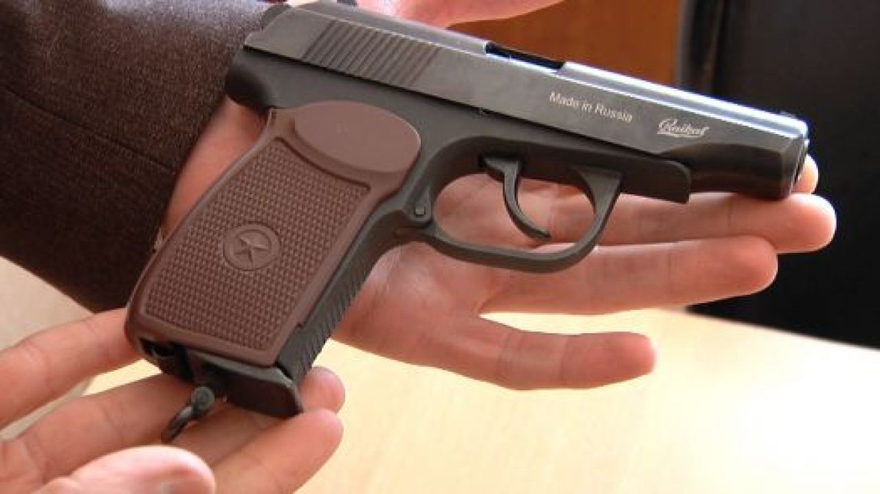 Обвиняемый достал из салона автомобиля «Шевроле-Нива» пневматический пистолет, передернул затвор и направил его в сторону стража порядка, высказывая при этом в его адрес угрозы убийством