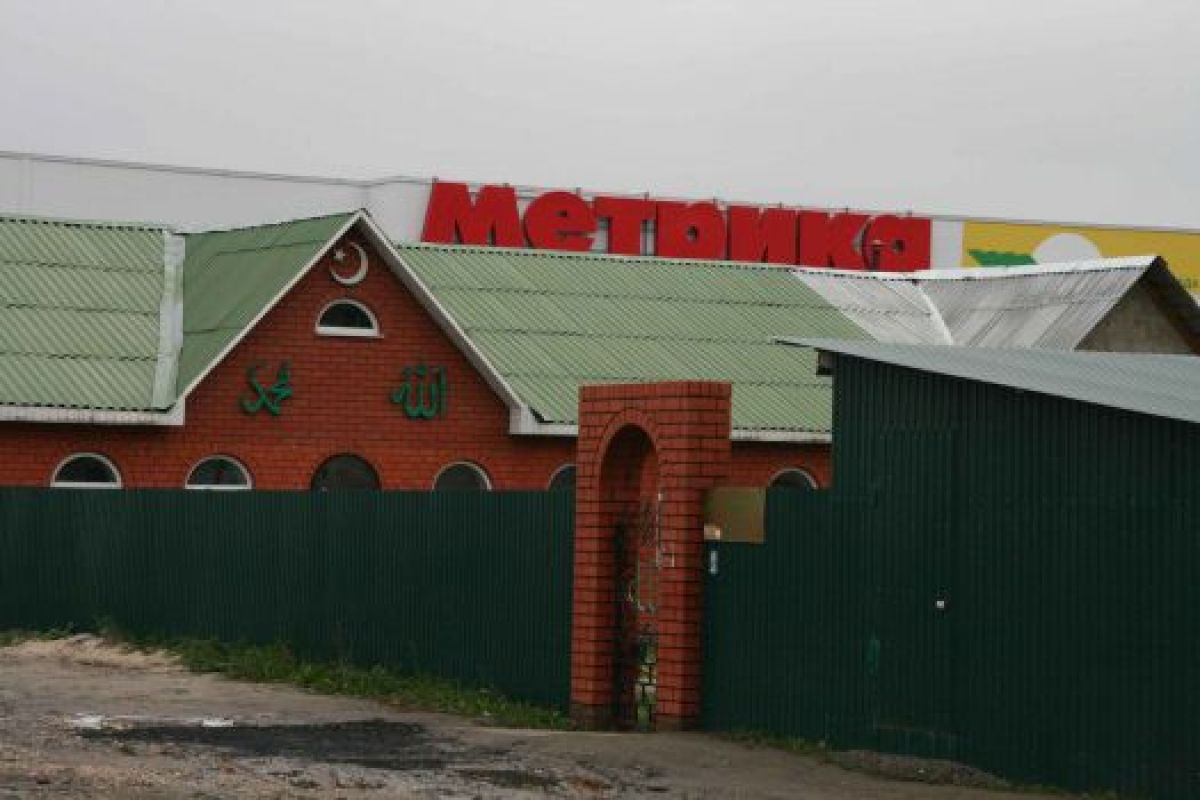 Напомним, глава города Алексей Кондратьев сообщал, что молельный дом мусульманской тамбовской общины, закроют. Дело в том, что здание, которое самовольно возвели представители общины, не соответствует ни санитарным нормам, ни требованиям безопасности.