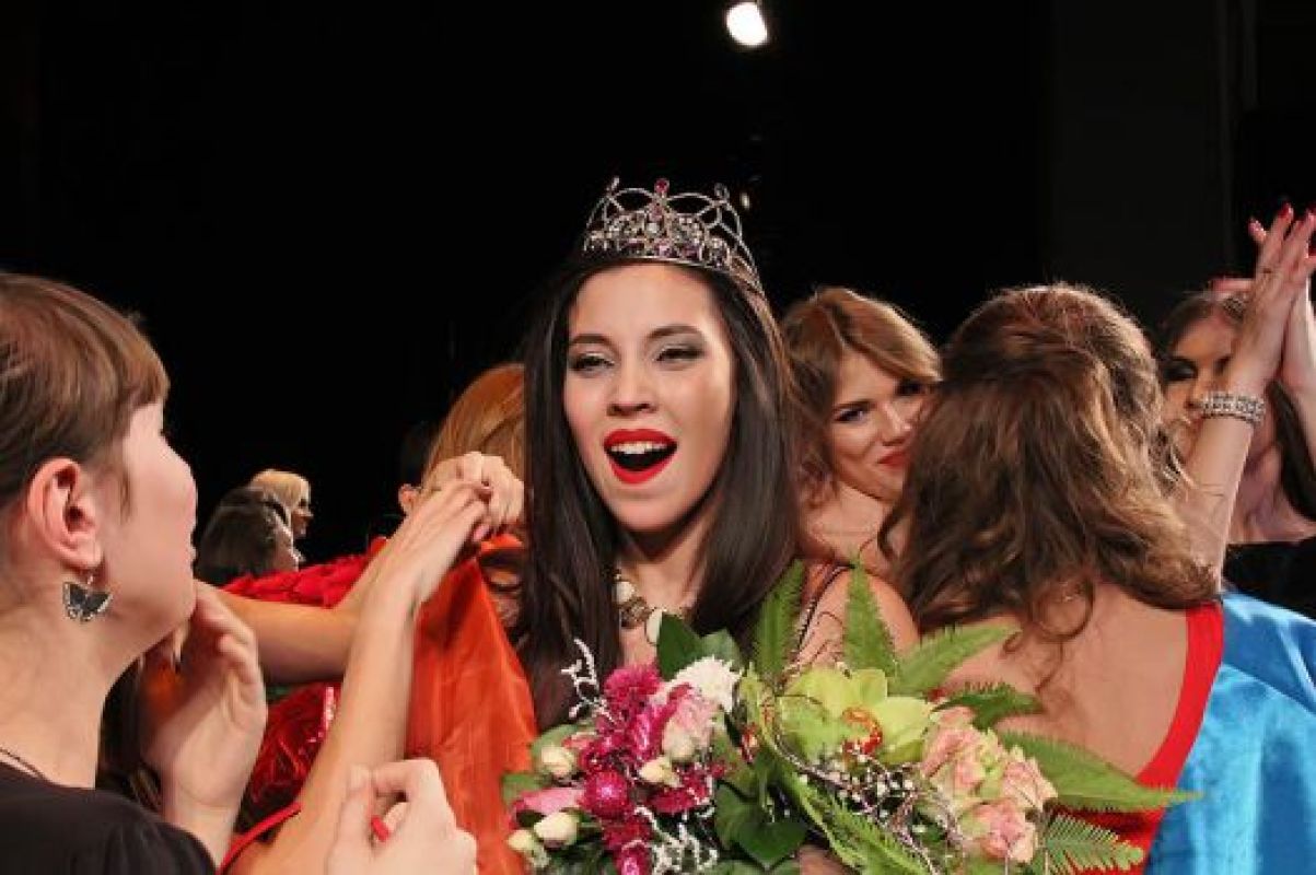 Вероника Емельянова учится на юриста, но теперь, по ее словам, намерена плотно работать в модельном бизнесе. Рост Вероники — 175 сантиметров, она с детства любит танцевать, причем делает это профессионально, а кроме того любит позировать в качестве фотомо