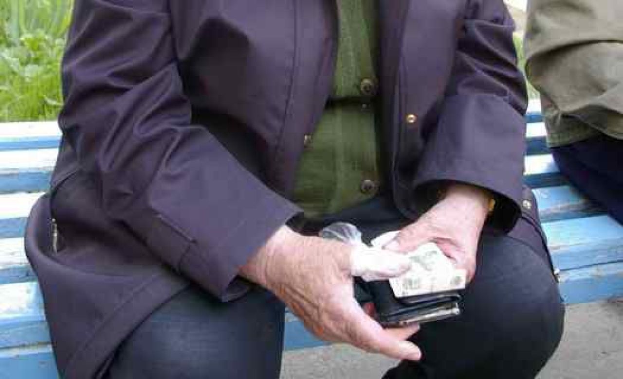 Поверив аферистам, женщина поспешила к ближайшему терминалу на улице Больничной и отправила 7,5 тысяч рублей на неизвестный электронный счёт.