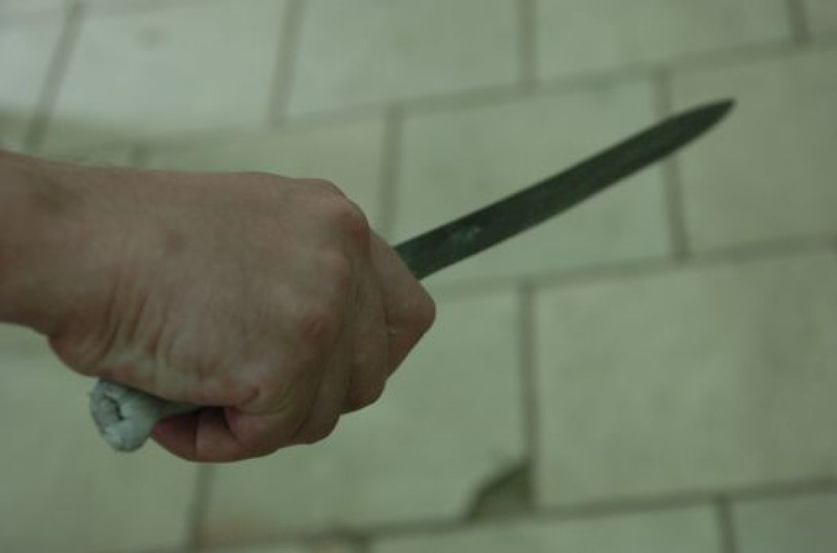 После произошедшего 43-летний мужчина позвонил в неотложку, на место прибыли сотрудники полиции и скорой помощи.