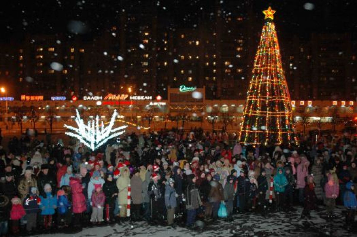 Организаторы обещают, что новогодние загадки и сюрпризы, хороводы вокруг ёлки, игры, песни, танцы - развлекательная программа будет интересна и детям, и взрослым.
